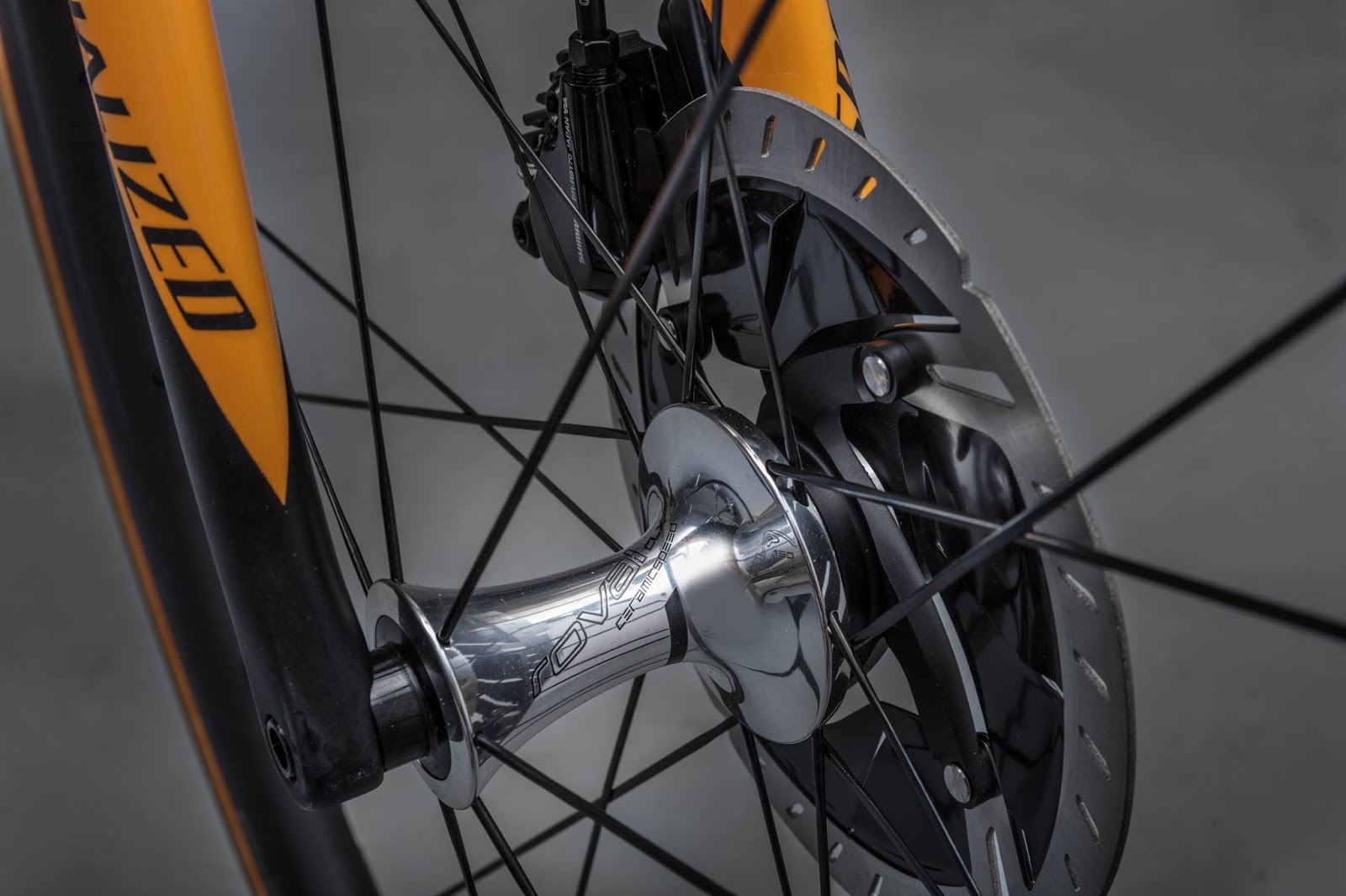 McLaren Roubaix ฉลอง 50 ปีใน F1 Grand Prix ด้วย จักรยานสุดเบา