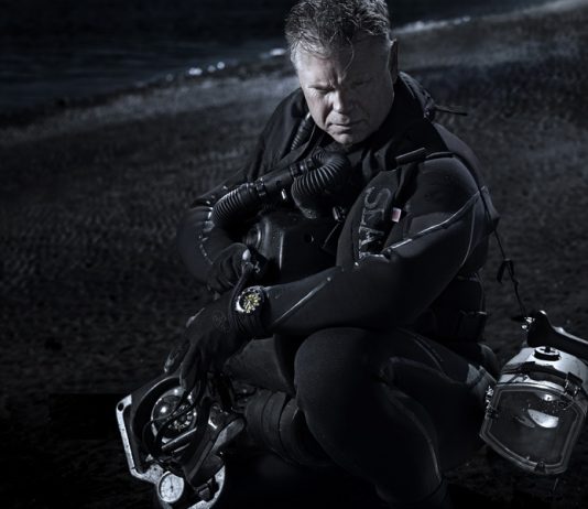 Luminox กับชื่อ Scott Cassell