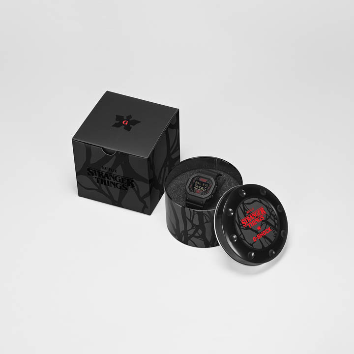 Casio x Stranger Things ภาคปิดฉากซีรีส์! เปิดตัว 2 รุ่นพิเศษ G-SHOCK และ Casio Classic Casio x Stranger Things DW5600STT-1JR AQ800EST-1AJR ปิดฉากซีซั่น 5 พร้อมราคาและสเปค Casio x Stranger Things, Stranger Things Season 5, DW5600STT-1JR, AQ800EST-1AJR, G-SHOCK Stranger Things, Casio Upside Down, นาฬิกา Casio รุ่นพิเศษ, ราคา DW5600STT-1JR, สเปค AQ800EST-1AJR