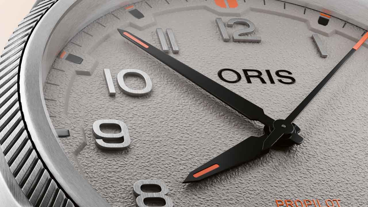 ORIS Big Crown ProPilot ปรับโฉมใหม่ (2025) สวย หรูหราในดีไซน์ Earth Tone ORIS Big Crown ProPilot หน้าปัดสีชอล์ก (Chalk) 41mm แสดงตัวเลขอารบิกแบบนูน และช่องวันที่ตำแหน่ง 6 นาฬิกา