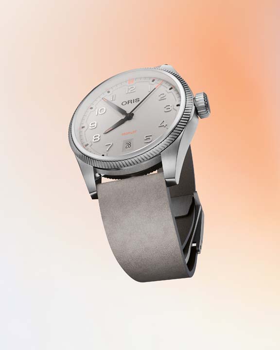 ORIS Big Crown ProPilot ปรับโฉมใหม่ (2025) สวย หรูหราในดีไซน์ Earth Tone ORIS Big Crown ProPilot หน้าปัดสีชอล์ก (Chalk) 41mm แสดงตัวเลขอารบิกแบบนูน และช่องวันที่ตำแหน่ง 6 นาฬิกา