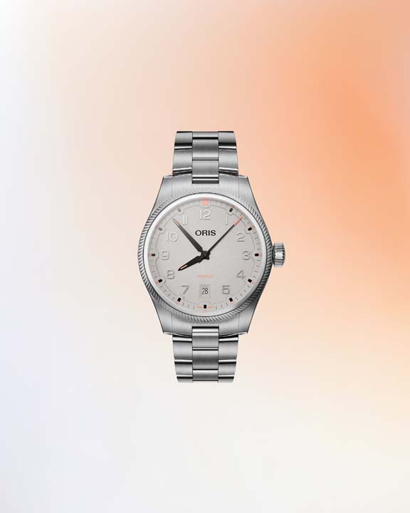 ORIS Big Crown ProPilot ปรับโฉมใหม่ (2025) สวย หรูหราในดีไซน์ Earth Tone ORIS Big Crown ProPilot หน้าปัดสีชอล์ก (Chalk) 41mm แสดงตัวเลขอารบิกแบบนูน และช่องวันที่ตำแหน่ง 6 นาฬิกา