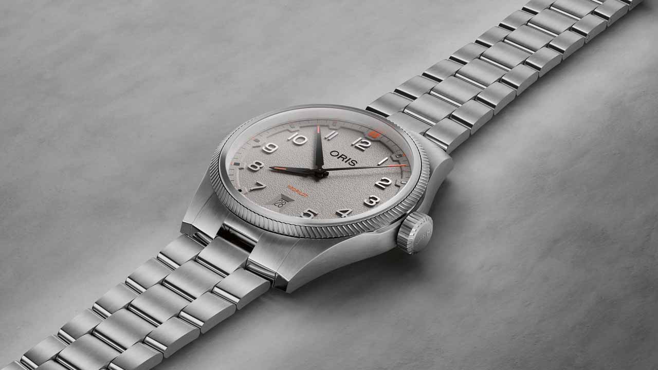 ORIS Big Crown ProPilot ปรับโฉมใหม่ (2025) สวย หรูหราในดีไซน์ Earth Tone ORIS Big Crown ProPilot หน้าปัดสีชอล์ก (Chalk) 41mm แสดงตัวเลขอารบิกแบบนูน และช่องวันที่ตำแหน่ง 6 นาฬิกา