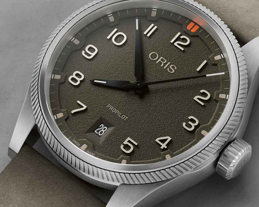 ORIS Big Crown ProPilot ปรับโฉมใหม่ (2025) สวย หรูหราในดีไซน์ Earth Tone ORIS Big Crown ProPilot Desert Edition ตัวเรือนคาร์บอน หน้าปัด Sand Beige สายหนัง สำหรับนักบิน