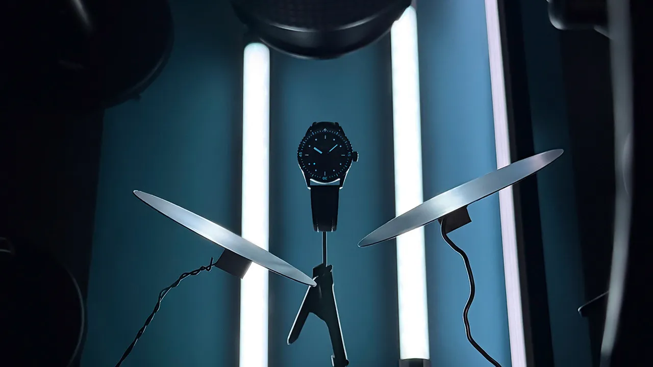 Blancpain Fifty Fathoms Blue Bathyscaphe : ครั้งแรกกับเซรามิกสีน้ำเงินและลูมบนสเกลจับเวลา ภาพนาฬิกา Blancpain Fifty Fathoms Blue Bathyscaphe ตัวเรือนเซรามิกสีน้ำเงิน (Lume สีเบจ)