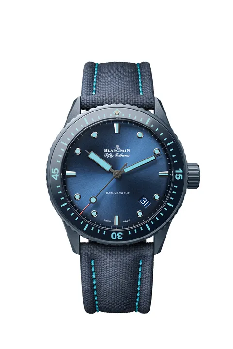 Blancpain Fifty Fathoms Blue Bathyscaphe : ครั้งแรกกับเซรามิกสีน้ำเงินและลูมบนสเกลจับเวลา ภาพนาฬิกา Blancpain Fifty Fathoms Blue Bathyscaphe ตัวเรือนเซรามิกสีน้ำเงิน (Lume สีเบจ)