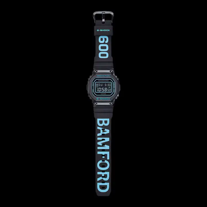 ภาพนาฬิกา Casio G-SHOCK GM-5600BWD-1JR ด้านหน้า แสดงโลโก้ BAMFORD และสายสีน้ำเงินดำ