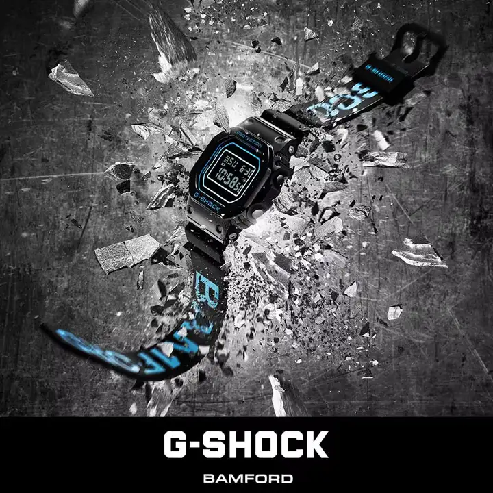 ภาพนาฬิกา Casio G-SHOCK GM-5600BWD-1JR ด้านหน้า แสดงโลโก้ BAMFORD และสายสีน้ำเงินดำ