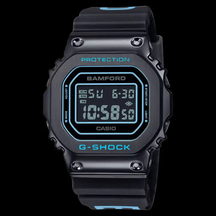 ภาพนาฬิกา Casio G-SHOCK GM-5600BWD-1JR ด้านหน้า แสดงโลโก้ BAMFORD และสายสีน้ำเงินดำ