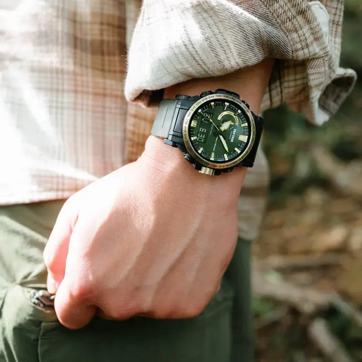 ภาพนาฬิกา Protrek PRW-61ANS-3JR ด้านหน้า แสดงหน้าปัดเข็มและดิจิตอล สีทองบนหน้าปัด