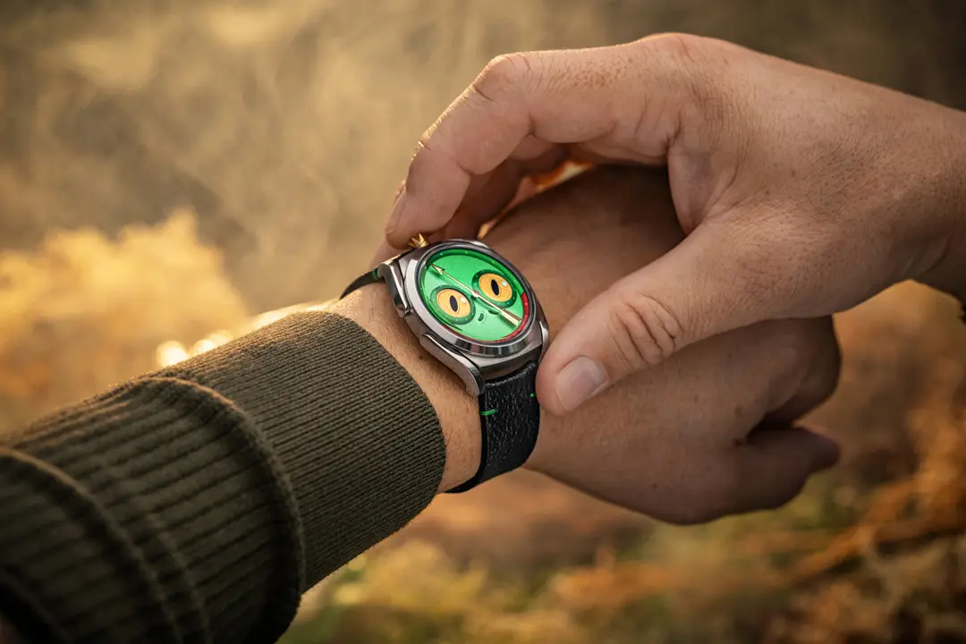 Louis Erard x Konstantin Chaykin Unfrogettable: การกลับมาของ "เจ้าหญิงกบ" ผู้ทลายทุกกรอบประเพณี Louis Erard x Konstantin Chaykin Unfrogettable หน้าปัดสีเขียว Regulator แสดงผลแบบเจ้าหญิงกบ