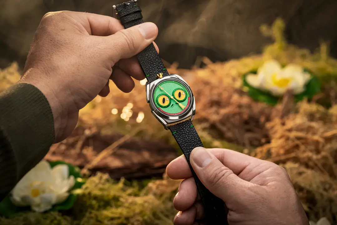 Louis Erard x Konstantin Chaykin Unfrogettable: การกลับมาของ "เจ้าหญิงกบ" ผู้ทลายทุกกรอบประเพณี Louis Erard x Konstantin Chaykin Unfrogettable หน้าปัดสีเขียว Regulator แสดงผลแบบเจ้าหญิงกบ