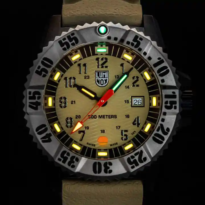 ตัวเรือนและหน้าปัดใช้ โทนสีทราย (Sand) พร้อมลายคลื่นทรายที่สะท้อนภาพเนินทรายที่ก่อตัวจากการพัดพาของแม่น้ำโขง,Luminox MIL-SPEC Thailand Limited Edition, นาฬิกา Limited Edition ไทย, Luminox CARBONOX+, สามพันโบก, นาฬิกาดำน้ำทหาร, ราคา Luminox 39500