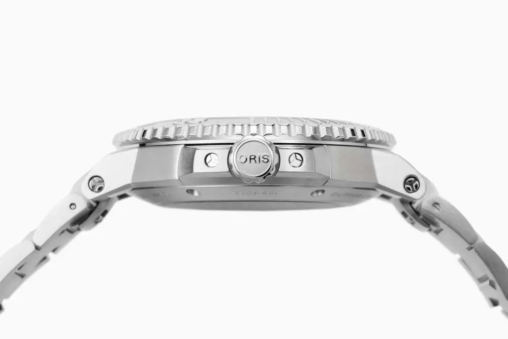 ระบบ Quick Change Strap ของนาฬิกา ORIS Aquis Date Relief Japan Limited Editionเปลี่ยนสายง่ายไม่ต้องใช้เครื่องมือ