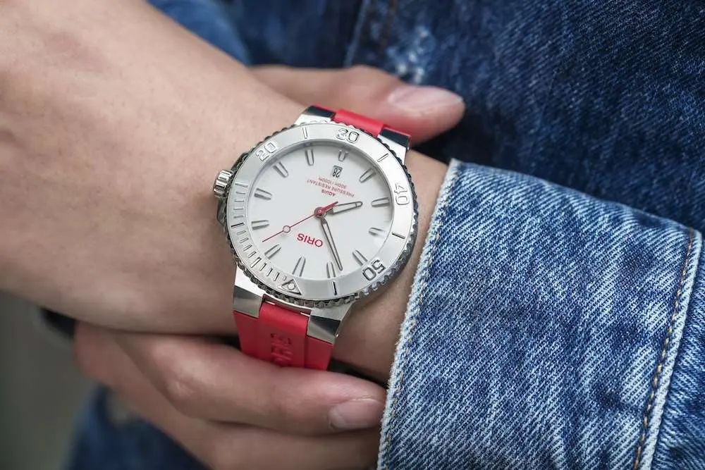 นาฬิกา ORIS Aquis Date Relief Japan Limited Edition หน้าปัดสีขาวเข็มวินาทีสีแดง