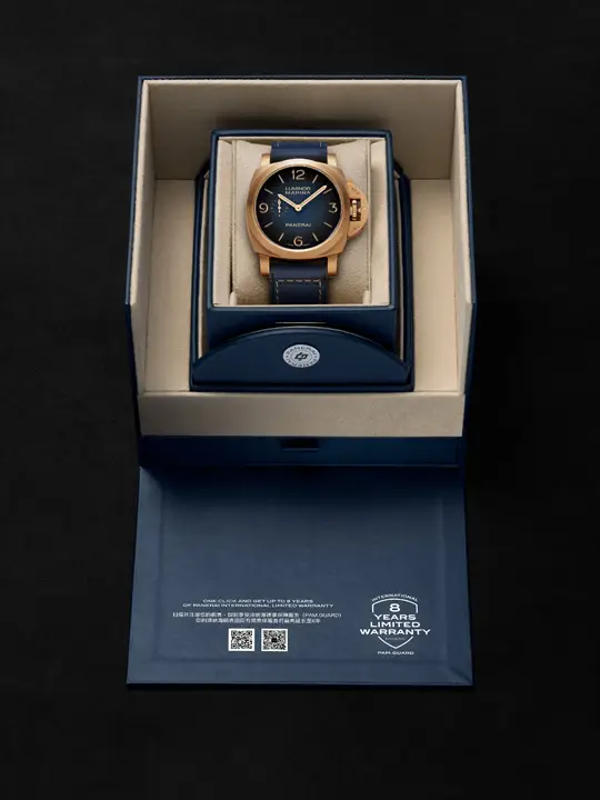 Panerai Luminor Marina PAM01678 ครั้งแรกของคอลเล็กชั่นกับการใช้ตัวเรือน "บรอนซ์" Panerai Luminor Marina PAM01678 ตัวเรือนบรอนซ์ขนาด 44 มม. พร้อมเม็ดมะยม Bridge Guard และหน้าปัดสีน้ำเงินแบบ Sandwich แสดง Patina ในอนาคต