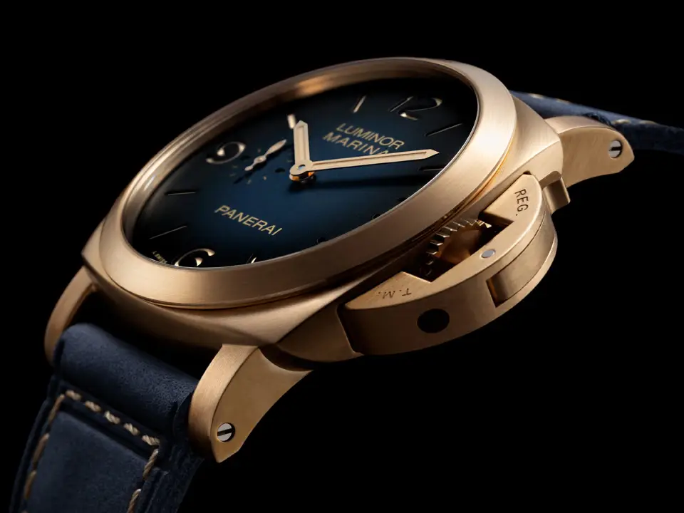 Panerai Luminor Marina PAM01678 ครั้งแรกของคอลเล็กชั่นกับการใช้ตัวเรือน "บรอนซ์" Panerai Luminor Marina PAM01678 ตัวเรือนบรอนซ์ขนาด 44 มม. พร้อมเม็ดมะยม Bridge Guard และหน้าปัดสีน้ำเงินแบบ Sandwich แสดง Patina ในอนาคต