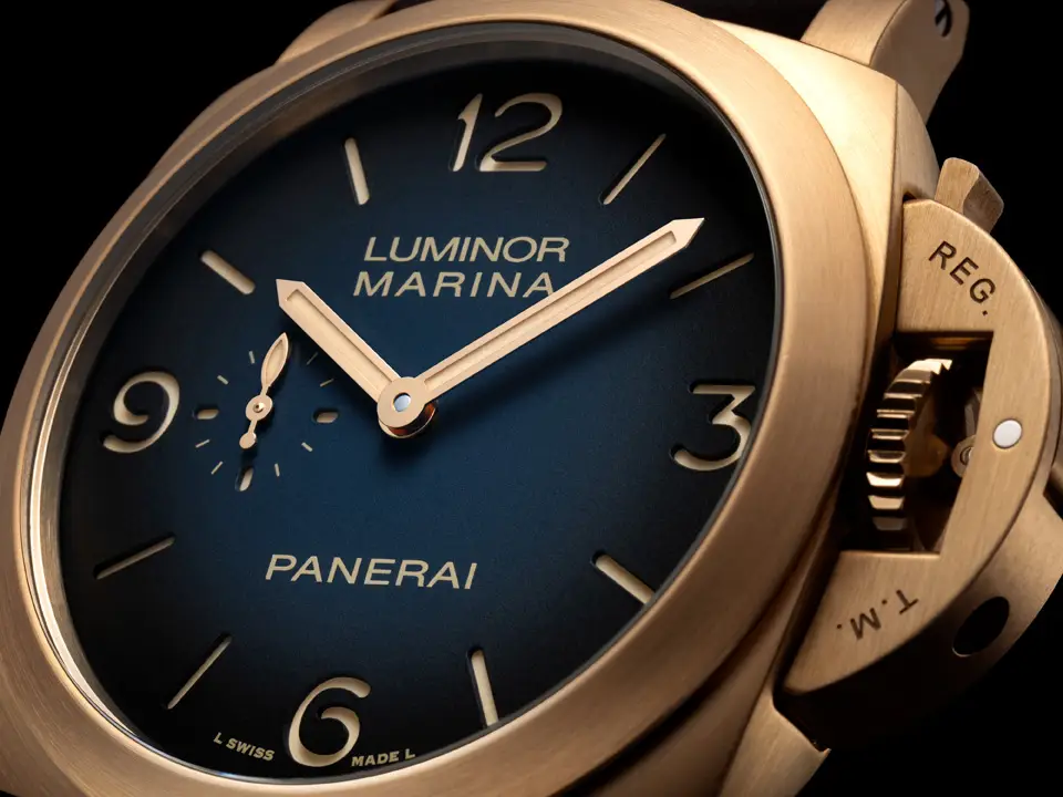 Panerai Luminor Marina PAM01678 ครั้งแรกของคอลเล็กชั่นกับการใช้ตัวเรือน "บรอนซ์" Panerai Luminor Marina PAM01678 ตัวเรือนบรอนซ์ขนาด 44 มม. พร้อมเม็ดมะยม Bridge Guard และหน้าปัดสีน้ำเงินแบบ Sandwich แสดง Patina ในอนาคต