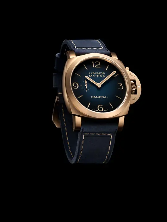 Panerai Luminor Marina PAM01678 ครั้งแรกของคอลเล็กชั่นกับการใช้ตัวเรือน "บรอนซ์" Panerai Luminor Marina PAM01678 ตัวเรือนบรอนซ์ขนาด 44 มม. พร้อมเม็ดมะยม Bridge Guard และหน้าปัดสีน้ำเงินแบบ Sandwich แสดง Patina ในอนาคต