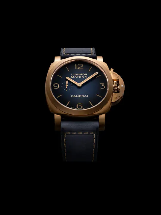 Panerai Luminor Marina PAM01678 ครั้งแรกของคอลเล็กชั่นกับการใช้ตัวเรือน "บรอนซ์" Panerai Luminor Marina PAM01678 ตัวเรือนบรอนซ์ขนาด 44 มม. พร้อมเม็ดมะยม Bridge Guard และหน้าปัดสีน้ำเงินแบบ Sandwich แสดง Patina ในอนาคต