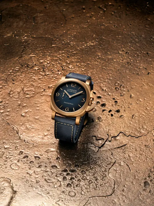 Panerai Luminor Marina PAM01678 ครั้งแรกของคอลเล็กชั่นกับการใช้ตัวเรือน "บรอนซ์" Panerai Luminor Marina PAM01678 ตัวเรือนบรอนซ์ขนาด 44 มม. พร้อมเม็ดมะยม Bridge Guard และหน้าปัดสีน้ำเงินแบบ Sandwich แสดง Patina ในอนาคต