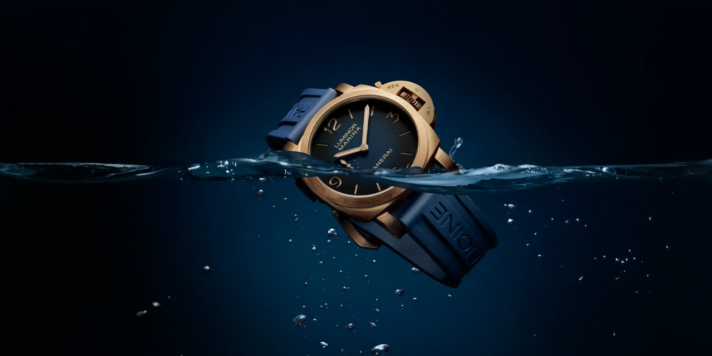 Panerai Luminor Marina PAM01678 ครั้งแรกของคอลเล็กชั่นกับการใช้ตัวเรือน "บรอนซ์" Panerai Luminor Marina PAM01678 ตัวเรือนบรอนซ์ขนาด 44 มม. พร้อมเม็ดมะยม Bridge Guard และหน้าปัดสีน้ำเงินแบบ Sandwich แสดง Patina ในอนาคต