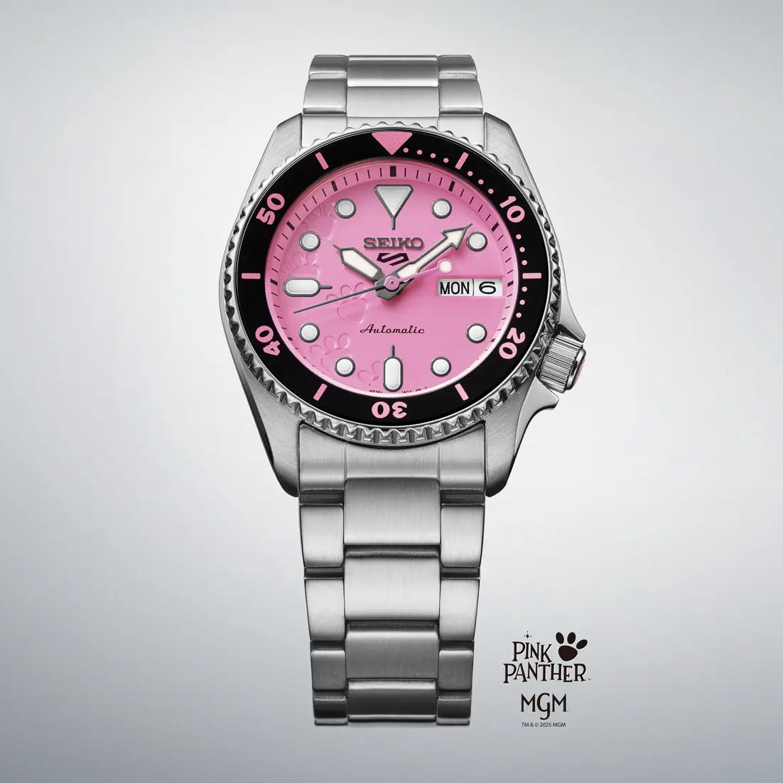 นาฬิกา Seiko 5 Sports x Pink Panther รุ่น SRPM07 แสดงให้เห็นหน้าปัดรอยเท้าสีชมพู