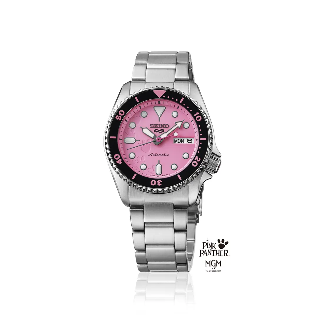 นาฬิกา Seiko 5 Sports x Pink Panther รุ่น SRPM07 แสดงให้เห็นหน้าปัดรอยเท้าสีชมพู
