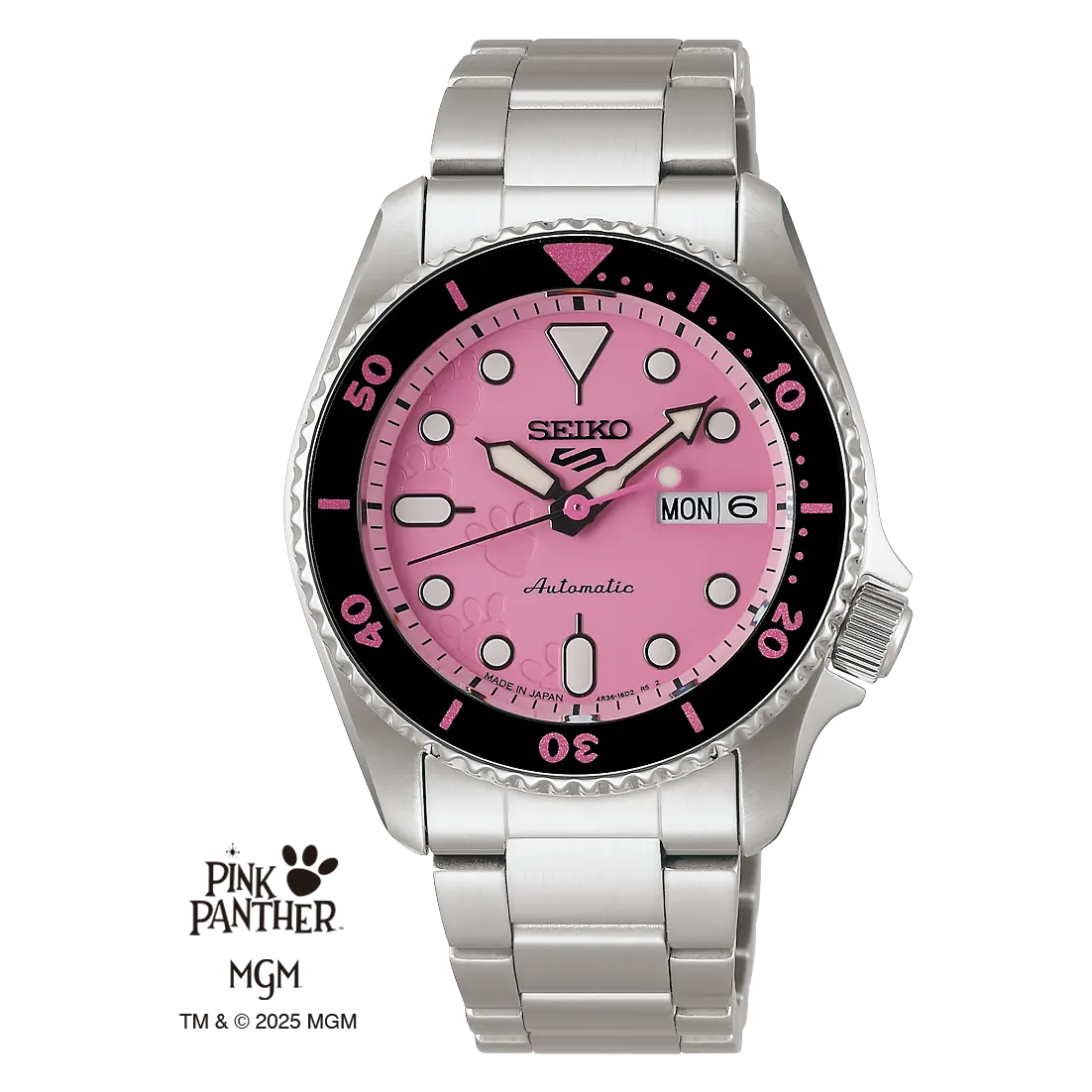 นาฬิกา Seiko 5 Sports x Pink Panther รุ่น SRPM07 แสดงให้เห็นหน้าปัดรอยเท้าสีชมพู