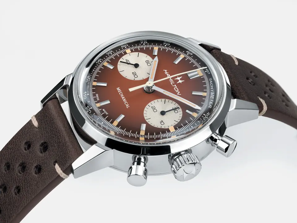 หน้าปัดนาฬิกา Hamilton American Classic Intra-Matic Chronograph H โทนน้ำตาลอบอุ่น หน้าปัดไล่เฉดเข้มไปสว่าง พร้อมสายหนังสีน้ำตาลเข้ม