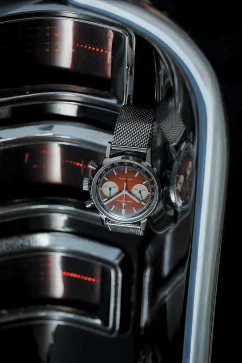 หน้าปัดนาฬิกา Hamilton American Classic Intra-Matic Chronograph H โทนน้ำตาลอบอุ่น หน้าปัดไล่เฉดเข้มไปสว่าง พร้อมสายหนังสีน้ำตาลเข้ม