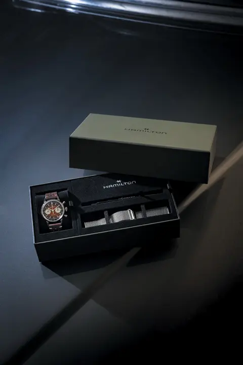 เซ็ตนาฬิกา Hamilton Intra-Matic พร้อมสาย Milanese และเครื่องมือเปลี่ยนสาย
