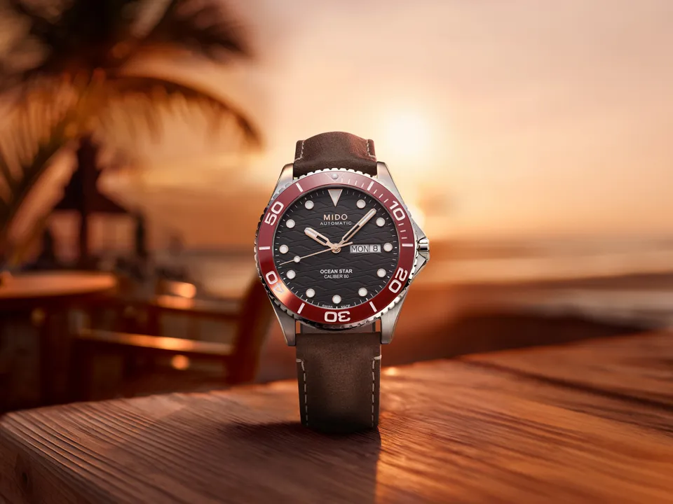 Mido Ocean Star 200C นิยามความงามแห่งท้องฟ้ายามอาทิตย์อัสดง นาฬิกา Mido Ocean Star 200C หน้าปัดสีดำลายคลื่น ขอบเซรามิกสีแดง สายหนังสีน้ำตาล"