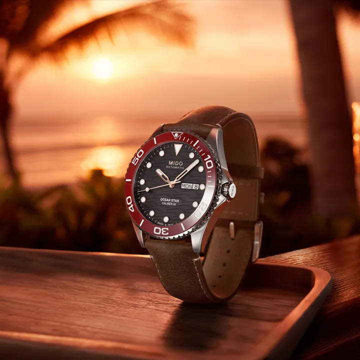 Mido Ocean Star 200C นิยามความงามแห่งท้องฟ้ายามอาทิตย์อัสดง นาฬิกา Mido Ocean Star 200C หน้าปัดสีดำลายคลื่น ขอบเซรามิกสีแดง สายหนังสีน้ำตาล"