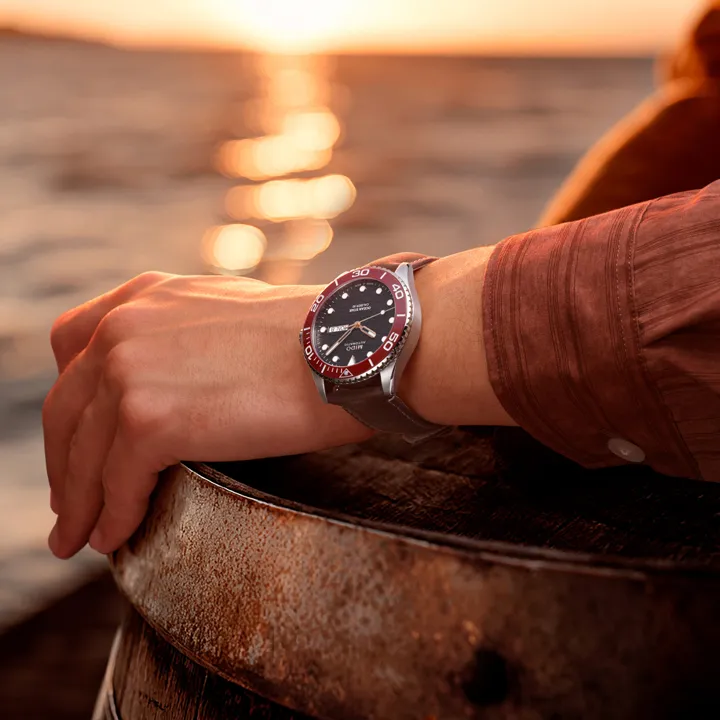 Mido Ocean Star 200C นิยามความงามแห่งท้องฟ้ายามอาทิตย์อัสดง นาฬิกา Mido Ocean Star 200C หน้าปัดสีดำลายคลื่น ขอบเซรามิกสีแดง สายหนังสีน้ำตาล"