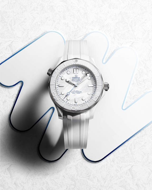 OMEGA Seamaster Diver 300m Milano Cortina 2026 อีกความพิเศษรับ Olympic ฤดูหนาว นาฬิกา OMEGA Seamaster Diver 300m Milano Cortina 2026 บนพื้นหลังหิมะ