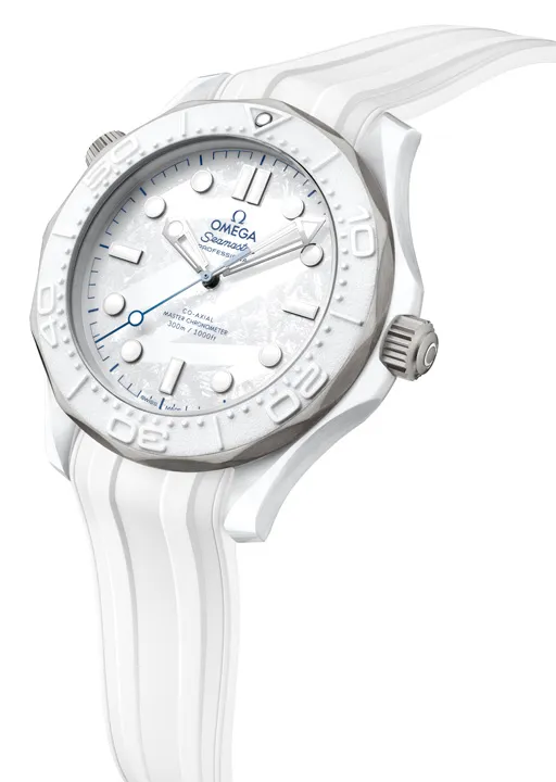 OMEGA Seamaster Diver 300m Milano Cortina 2026 อีกความพิเศษรับ Olympic ฤดูหนาว นาฬิกา OMEGA Seamaster Diver 300m Milano Cortina 2026 บนพื้นหลังหิมะ