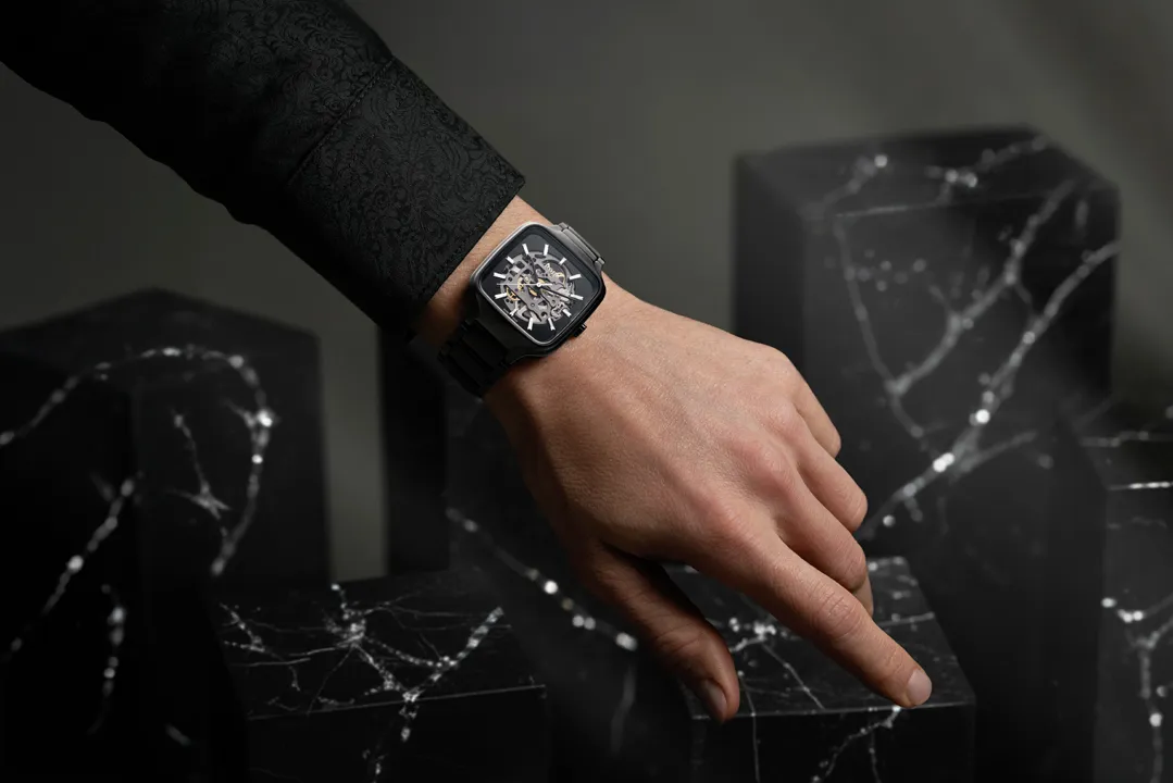 Rado True Square Skeleton ความงามครั้งใหม่แห่งกลไกเปลือย นาฬิกา Rado True Square Skeleton ตัวเรือนไฮเทคเซรามิกสีดำประดับเพชรบาเก็ต