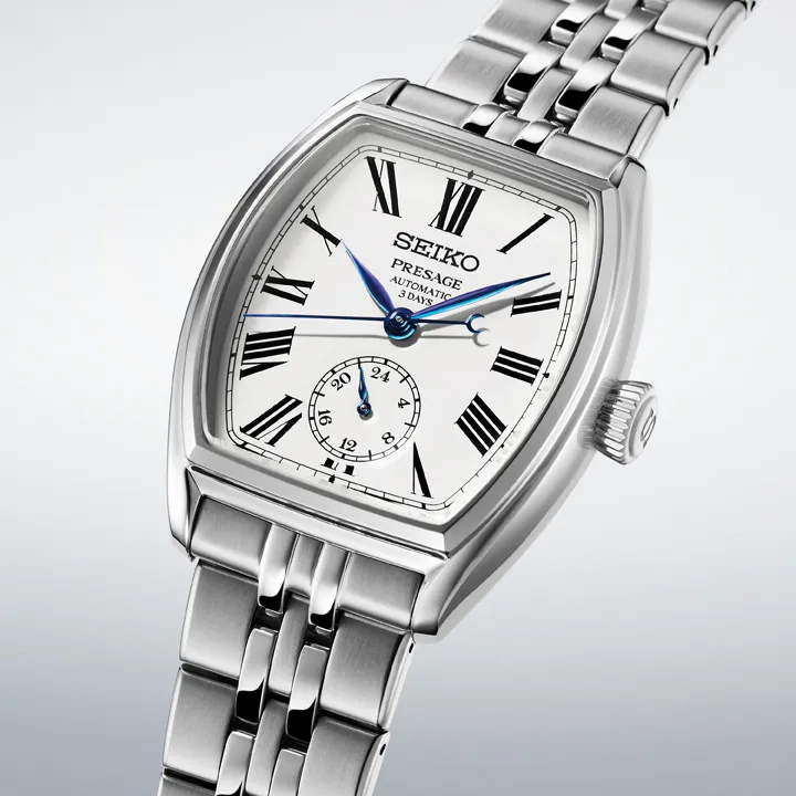 Seiko Presage Craftmanship SPB537 ผสานตัวเรือน Tonneau กับหน้าปัด Enamel หน้าปัด Enamel สีขาว ของ Seiko SPB537 ตัวเลขโรมันและเข็มสีน้ำเงิน
