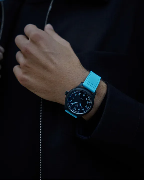 IWC Pilots Watch Chronograph 41 George Russell 2 ทางเลือกจากนักแข่งชื่อดัง นาฬิกา IWC Pilot’s Watch Chronograph 41 George Russell หน้าปัดสีดำพรายน้ำสีฟ้า