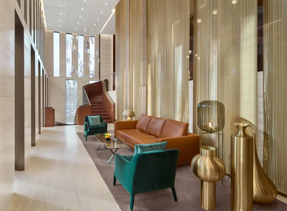 ดีไซน์ภายในบูติก Rolex One Bangkok ผนังหินอ่อน Verde Alpi และม่านโลหะสีทอง