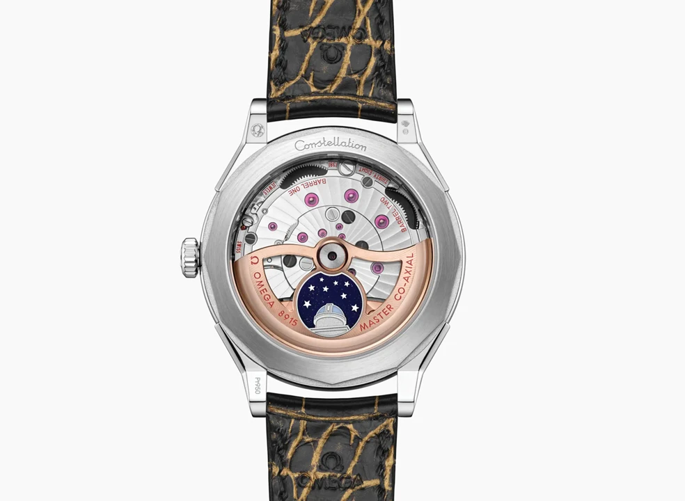 OMEGA Constellation Observatory ครั้งแรกกับความเที่ยงตรงแบบ 2 เข็ม ฝาหลัง OMEGA Constellation Observatory นาฬิกา 2 เข็มรุ่นแรกที่มาตัวเรือนและสาย ผลิตจาก ทองคำ Moonshine Gold 18K พร้อมสเปก กลไก Calibre 8915 LUXE โชว์โรเตอร์ทองคำ