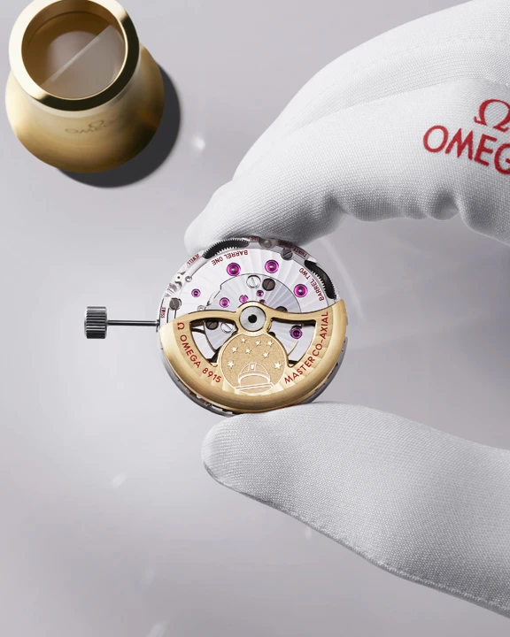 OMEGA Constellation Observatory ครั้งแรกกับความเที่ยงตรงแบบ 2 เข็ม กลไก OMEGA Calibre 8915 Luxe โชว์โรเตอร์ทองคำ Moonshine Gold 18K