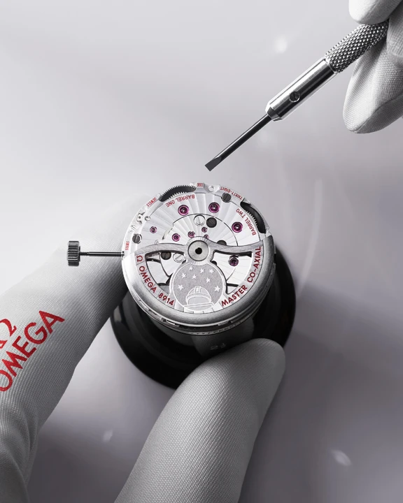 OMEGA Constellation Observatory ครั้งแรกกับความเที่ยงตรงแบบ 2 เข็ม กลไก OMEGA Calibre 8914 โชว์โรเตอร์ทองคำ OMEGASTEEL