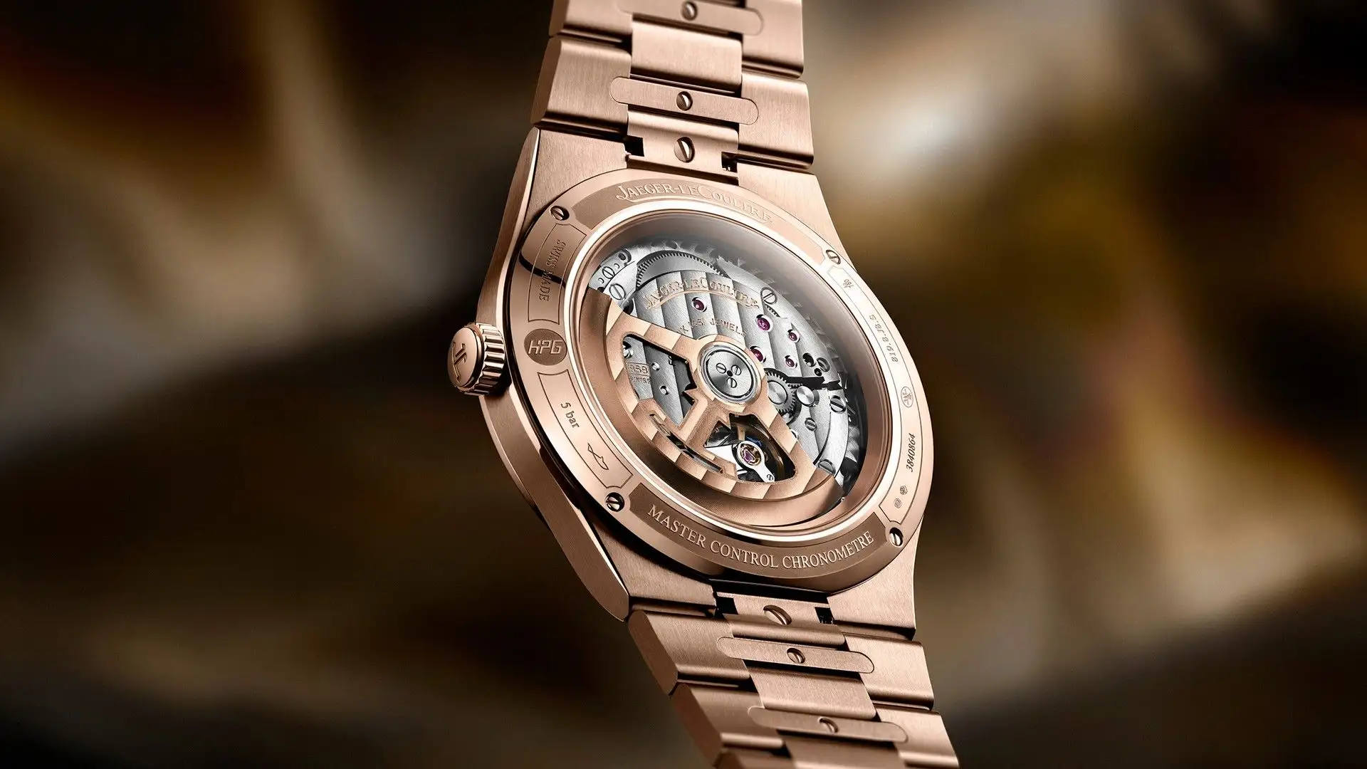 ฝาหลังที่แสดงให้เห็น กลไก Calibre 899-BA มาตรฐาน HPG จาก Jaeger-LeCoultre