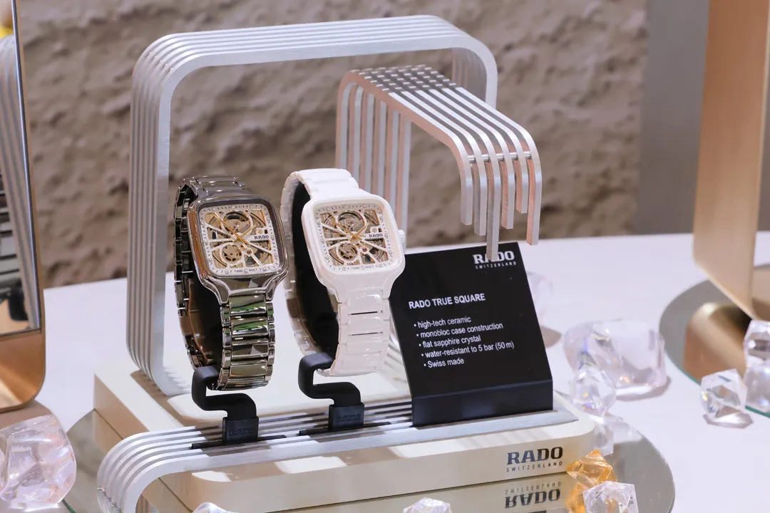 คือ True Square Automatic Open Heart Sparkling จำนวน 2 เรือน