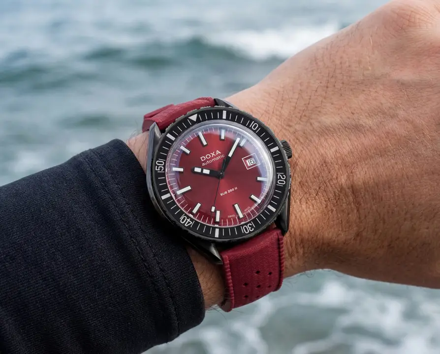 ภาพรุ่น Redcoral DLC: "DOXA Sub 200 II รุ่น Redcoral ตัวเรือนสีดำ DLC สายยางสีแดง"