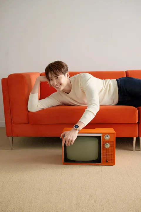 นาฬิกา Mido Multifort TV Big Date 2026 ตัวเรือน Rose Gold หน้าปัดสีน้ำเงิน สวมใส่โดย อีจงซอก