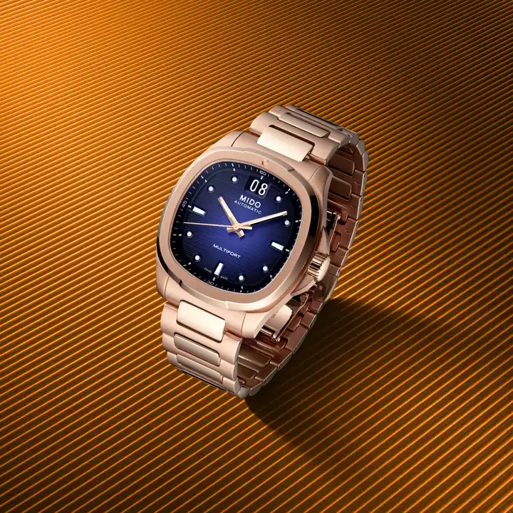 นาฬิกา Mido Multifort TV Big Date 2026 ตัวเรือน Rose Gold หน้าปัดสีน้ำเงิน สวมใส่โดย อีจงซอก