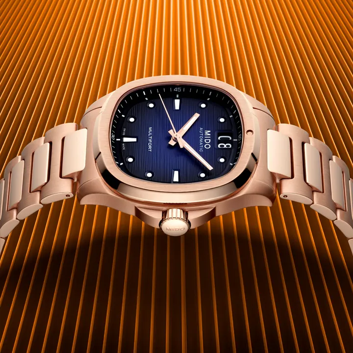 นาฬิกา Mido Multifort TV Big Date 2026 ตัวเรือน Rose Gold หน้าปัดสีน้ำเงิน สวมใส่โดย อีจงซอก
